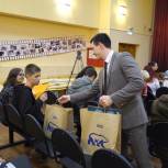 Школьные принадлежности, рюкзаки, сертификаты: «Единая Россия» помогла семьям подготовиться к новому учебному году