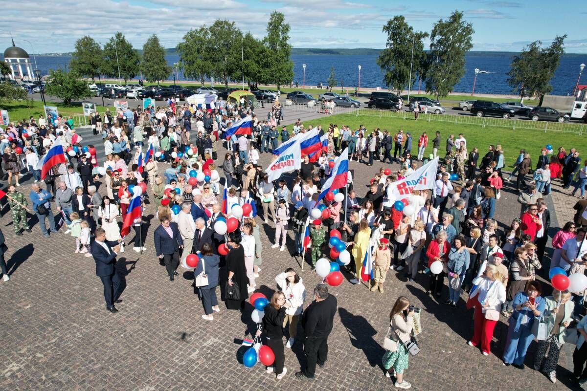 В центре Петрозаводска прошел митинг-концерт, посвященный Дню  Государственного флага Российской Федерации