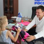Депутат Кировской гордумы вручил семьям школьные принадлежности в рамках акции «Собери ребёнка в школу»