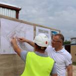 Депутат Госдумы Александр Коган проверил ход работ по строительству школы в квартале «Надежда» ⁣