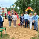 В Усть-Вымском районе открыли новую детскую площадку и провели реконструкцию памятника Защитникам Отечества