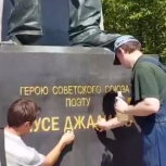 По инициативе жителей района Зябликово на памятнике Мусе Джалилю дополнили надпись о звании