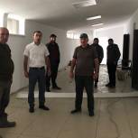 Депутат Девлетхан Алиев проинспектировал ход капитального ремонта в школах Курахского района