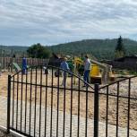 Единороссы оценили новую детскую площадку  сквера Памяти в Баляге