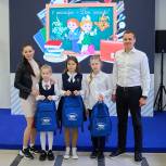 Депутат Антон Терехин вручил школьные рюкзаки многодетной семье