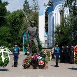 Владимир Нетёсов принял участие в церемонии возложения цветов и венков в честь Дня ВДВ