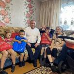 Рустям Агишев подарил многодетной семье школьные наборы