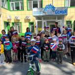 Тюменские сторонники поздравили детей с Днем флага России