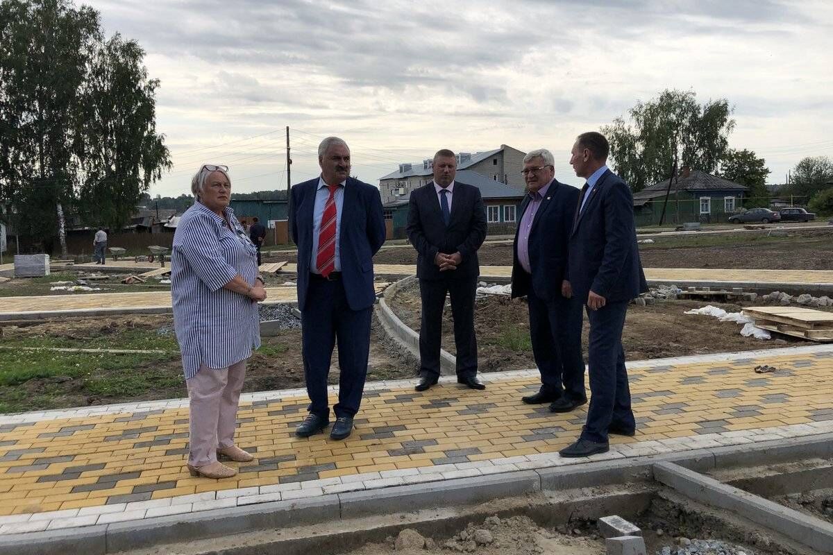 Ход работ по благоустройству Базарной площади в Кривошеино проверил партийный десант