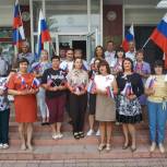 «Единые» в Кизильском районе поздравили земляков с Днем российского флага