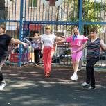 Единороссы организовали в Раменках занятие по суставной гимнастике на свежем воздухе
