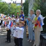 В Тамбове депутат облдумы Марина Македонская поздравила маленьких тамбовчан с Днем флага