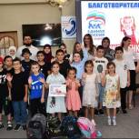 Каспийские единороссы вручили школьные наборы детям с ОВЗ и детям участников СВО