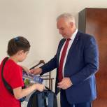 Депутаты помогают подготовиться к школе детям из Сватовского района и переселенцам с новых регионов