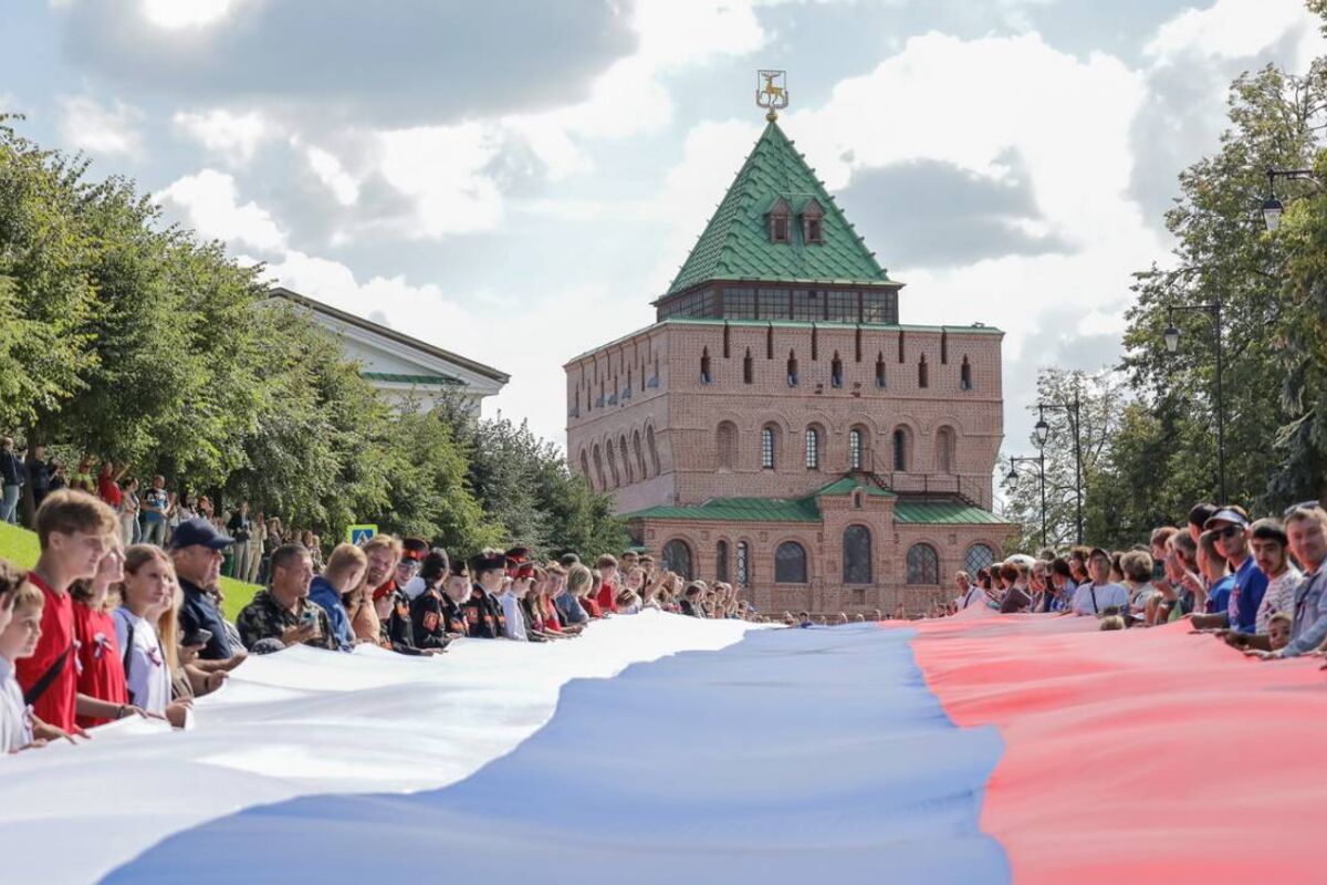 В Нижнем Новгороде прошел автомотопробег и развернули 100-метровый флаг в  Кремле в честь государственного праздника