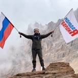 В День Государственного флага РФ молодогвардейцы в Дагестане проводят патриотические акции с флагами России