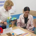 Вероника Власова вручила школьный набор семье участника СВО