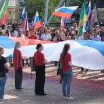 В День Государственного Флага волонтеры «Единой России», активисты МГЕР, представили ОНФ и других общественных организаций провели митинг-концерт во Владимире