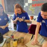 «Молодая Гвардия» продолжает изготавливать окопные свечи для военнослужащих