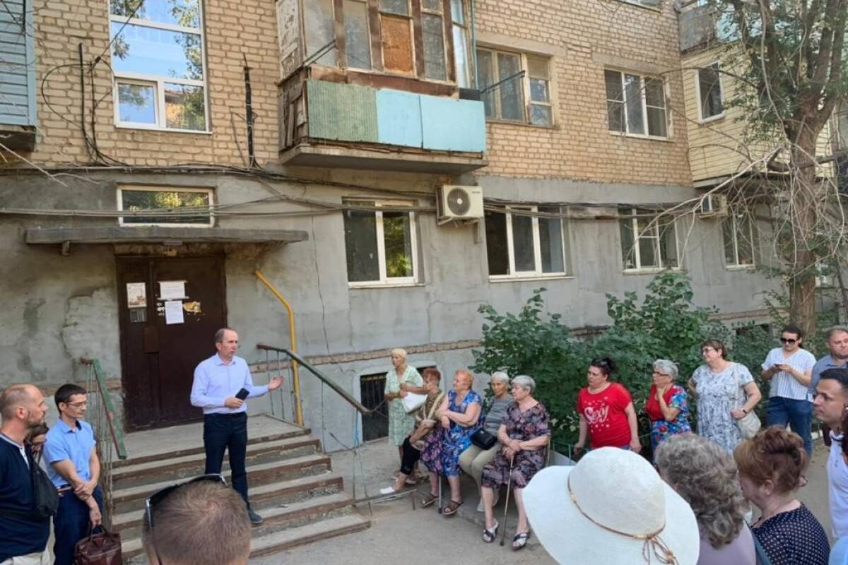 Жителям Трусовского района разъяснили алгоритмы капитального ремонта многоэтажных домов