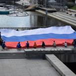 Партийцы и активисты «Молодой Гвардии» развернули Российский триколор в центре Екатеринбурга