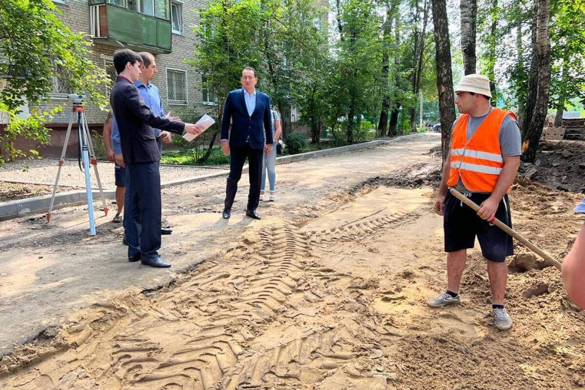 Депутат Мособлдумы Сергей Керселян проверил ход работ по благоустройству  дворов