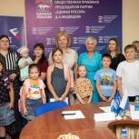 «Единая Россия» передала школьные наборы многодетным и малообеспеченным семьям в регионах