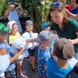 «Единая Россия» передала канцтовары для семей с детьми в Мариуполе