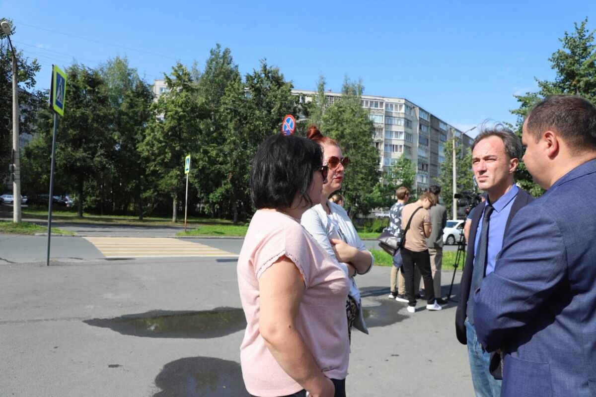Алексей Хейфец и Александр Болдырев проверили пешеходные переходы возле детских объектов на Кукковке