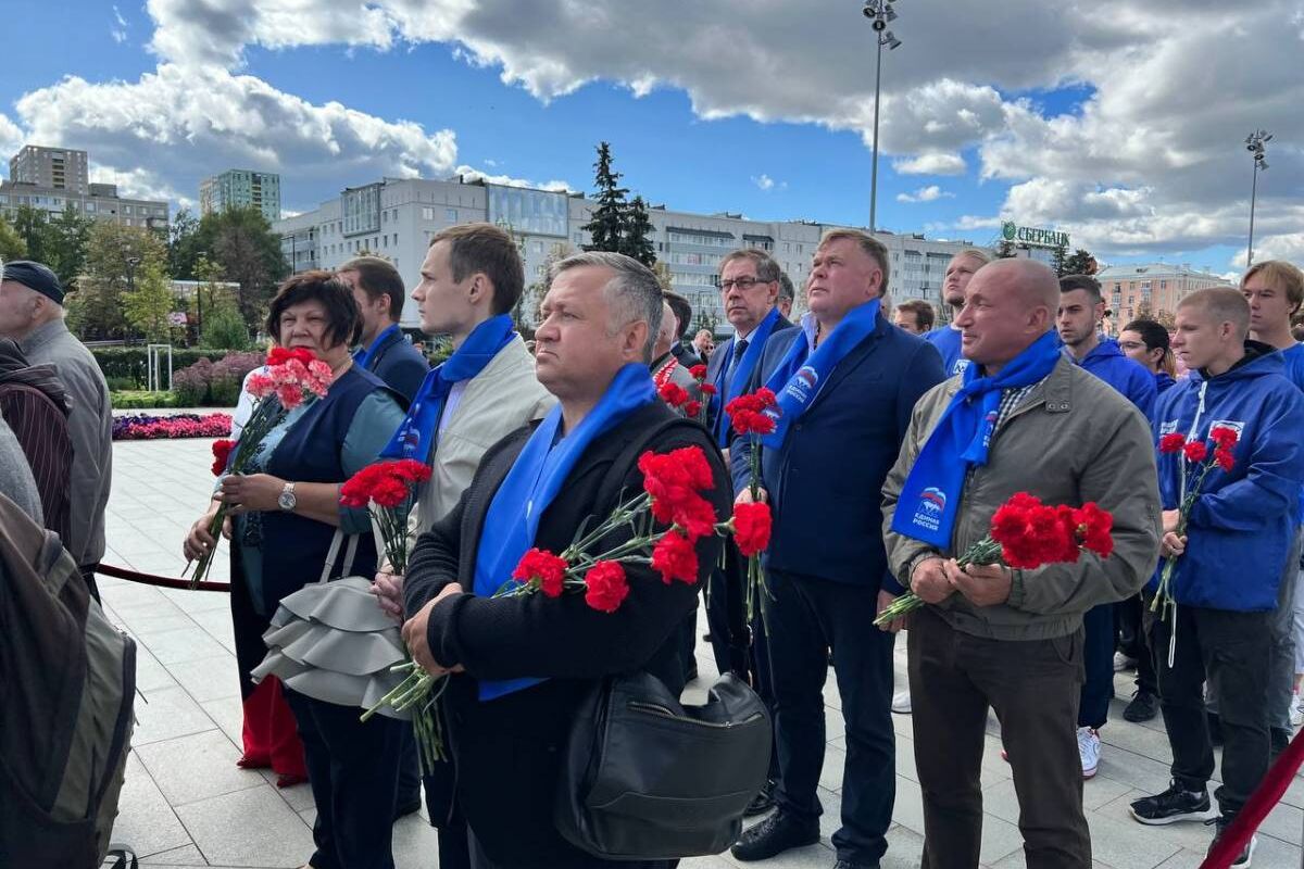 Сегодня, у монумента Героям фронта и тыла прошла церемония возложения  венков и цветов в честь 80-й годовщины разгрома немецко-фашистских войск в  Курской битве