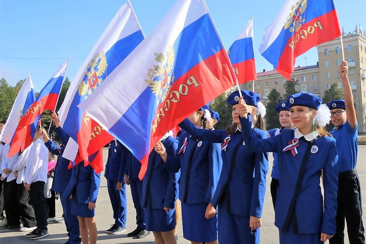 На центральной площади Октябрьского состоялось поднятие флага России |  22.08.2023 | Новости Уфы - БезФормата