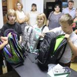 «Единая Россия» продолжает обеспечивать школьников наборами к новому учебному году