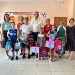 Депутат от «Единой России» вручил детям рюкзаки и поздравил с Днём Государственного флага