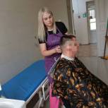 В Чите «Единая Россия» организовала бесплатную стрижку для пациентов военного госпиталя