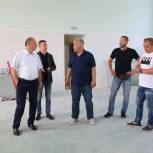 «Работы ведутся круглосуточно»: петербургские единороссы проверили ход капитального ремонта 425-й школы в Кронштадте