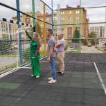 В ХМАО активисты «Единой России» проверили безопасность детских спортплощадок
