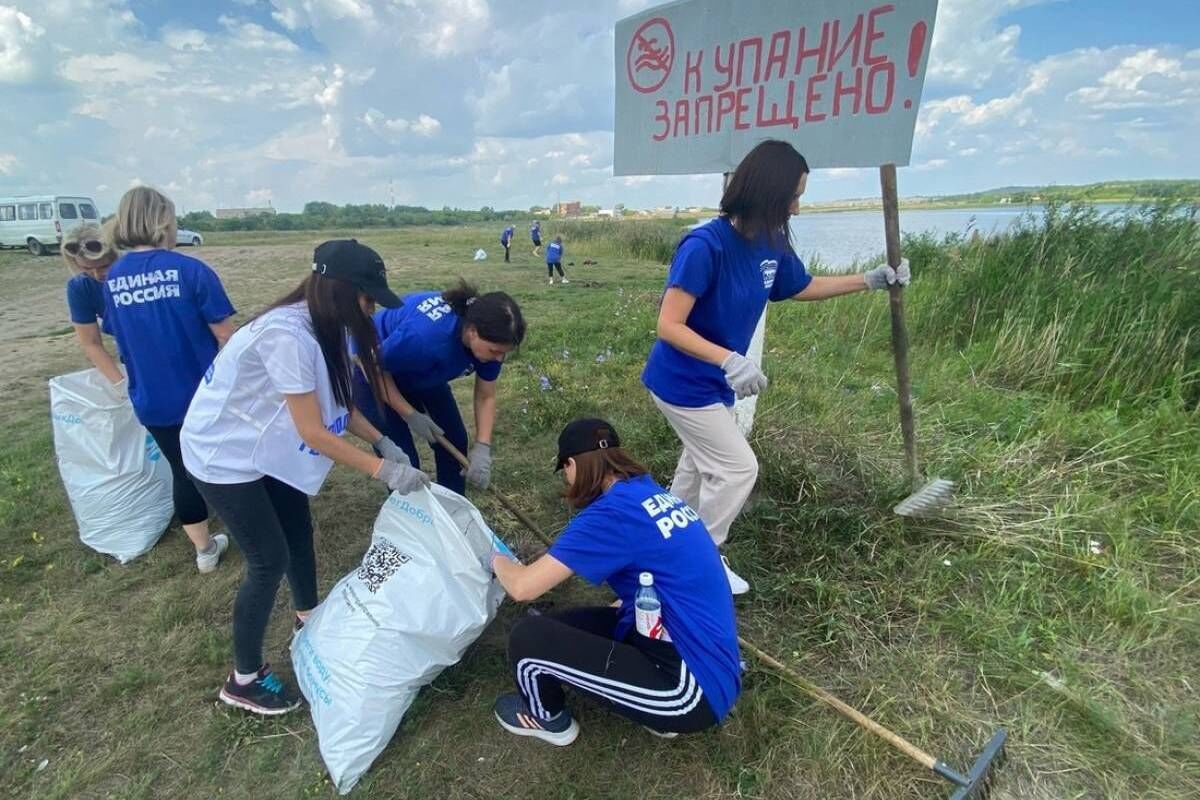 Активисты «Единой России» очистили от мусора берега водоемов в регионах
