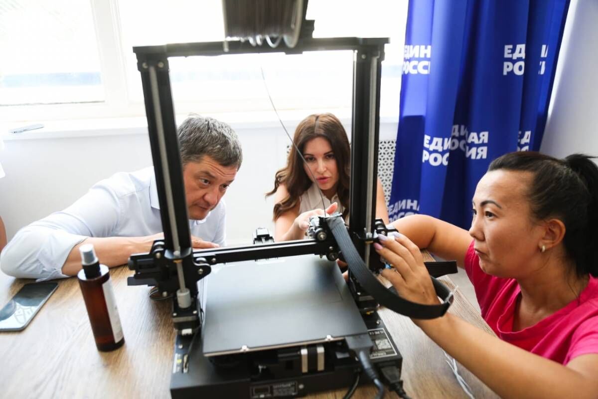 Депутат Государственной Думы Ринат Аюпов передал 3 D принтер активистке «Женского движения»