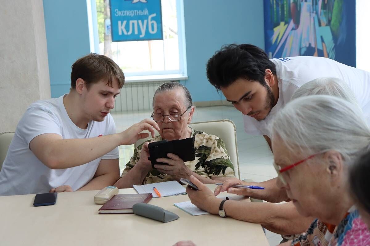 На площадке «Единой России» старшему поколению помогают освоить смартфоны