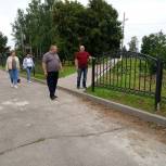 Единороссы вышли на мониторинг благоустройства сквера в парке имени Гагарина рабочего поселка Сосновка