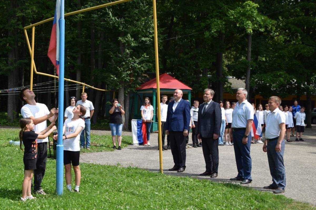 Николай Чалов и Василий Батайкин передали спортинвентарь в детский  оздоровительный лагерь