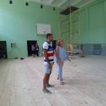 Сергей Улегин осмотрел ход ремонтных работ в спортзалах балаковских школ