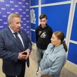 Борис Хохряков поздравил многодетную семью из Ханты-Мансийска с наступающим учебным годом