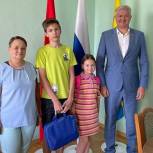 Единороссы помогают семьям участников специальной военной операции готовиться к учебному году
