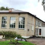 Виктор Бабурин продолжает контролировать ремонт кровли школы в Козельском районе