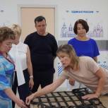 Мастер-класс по плетению маскировочных сетей прошёл в Штабе общественной поддержки "Единой России"