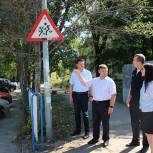 В Луганске активисты «Единой России» организовали проверку пешеходных переходов у школ