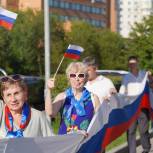 Единороссы северо-запада столицы пронесли по улице 70-метровый триколор в честь Дня Государственного флага РФ