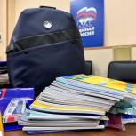В Полярных Зорях школьникам передали рюкзаки с канцелярскими принадлежностями