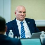 Владимир Семенов поздравил жительницу Нефтеюганского района с тройным юбилеем